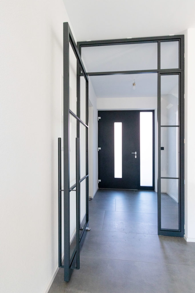 Stahl Meister Stahlmeister Stahl Loft Tuer Schwingtuer Stahlrahmen Stahltuer Pivottuer Raumtrenner Flurtuer Designtuer Bauhaus Lofttuer Steel Door Img 4077