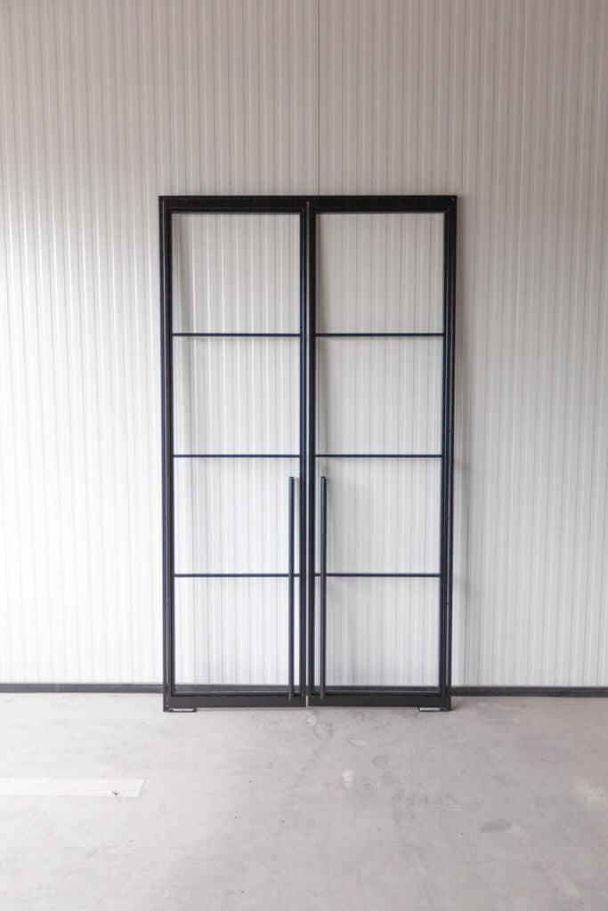 Meister Stahlmeister Glastrennwand Pivot Scchwingtuer Pendeltuer Stahl Loft Tuer Windfang Lofttuer Stahlrahmen Glastuer Drehtur Metallrahmen Steeldoor Loftdoor Bauhaus Tuer Iimg 0847