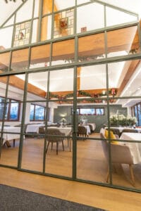 Stahl Meister Stahlmeister Stahl Loft Tuer Glastrennwand Windang Doppel Schiebetuer Lofttuer Design Glas Stahlrahmen Steel Frame Dachschraege Sonderbau Glaswand Raumtrenner Raumteiler Img 4638