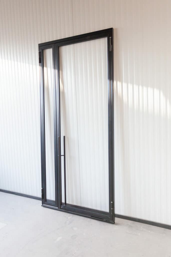 Stahl Meister Stahlmeister Stahl Loft Tuer Drehtuer Glastrennwand Lofttuer Stahltuer Glastuer Windfang Designtuer Bauhausdesign Bauhaustuer Industrial Style Doppeldrehtuer Img 2925