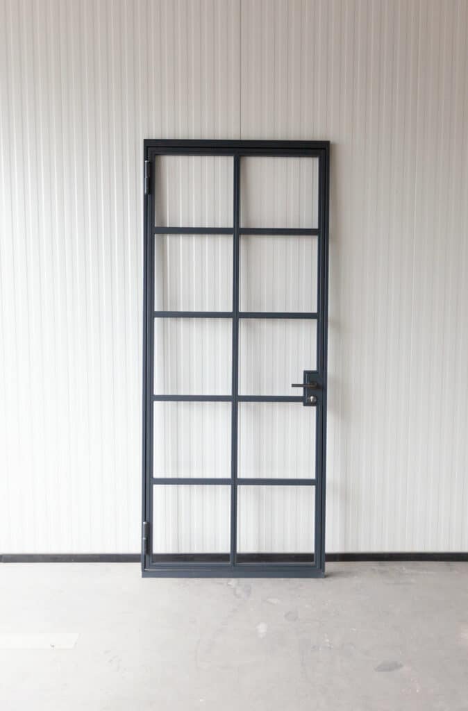Stahl Meister Stahlmeister Stahl Loft Tuer Drehtuer Glastrennwand Lofttuer Stahltuer Glastuer Windfang Designtuer Bauhausdesign Bauhaustuer Industrial Style Tuerdruecker Ral7016 Anthrazit Img 2932