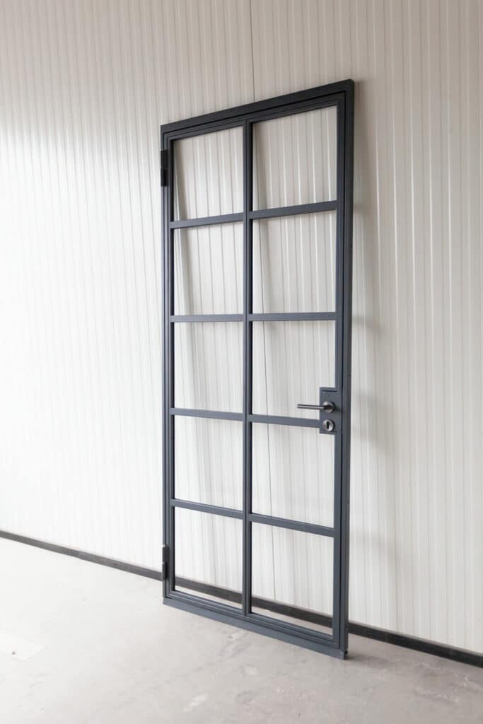 Stahl Meister Stahlmeister Stahl Loft Tuer Drehtuer Glastrennwand Lofttuer Stahltuer Glastuer Windfang Designtuer Bauhausdesign Bauhaustuer Industrial Style Tuerdruecker Ral7016 Anthrazit Img 2933