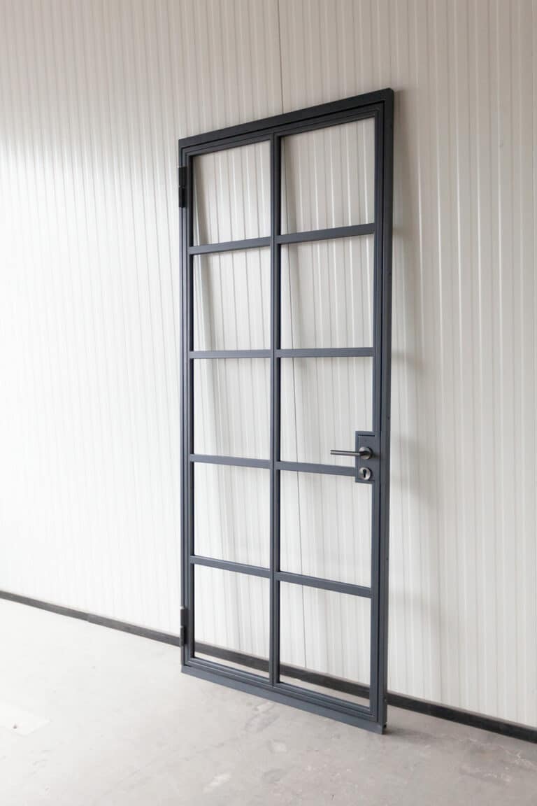 Stahl Meister Stahlmeister Stahl Loft Tuer Drehtuer Glastrennwand Lofttuer Stahltuer Glastuer Windfang Designtuer Bauhausdesign Bauhaustuer Industrial Style Tuerdruecker Ral7016 Anthrazit Img 2933
