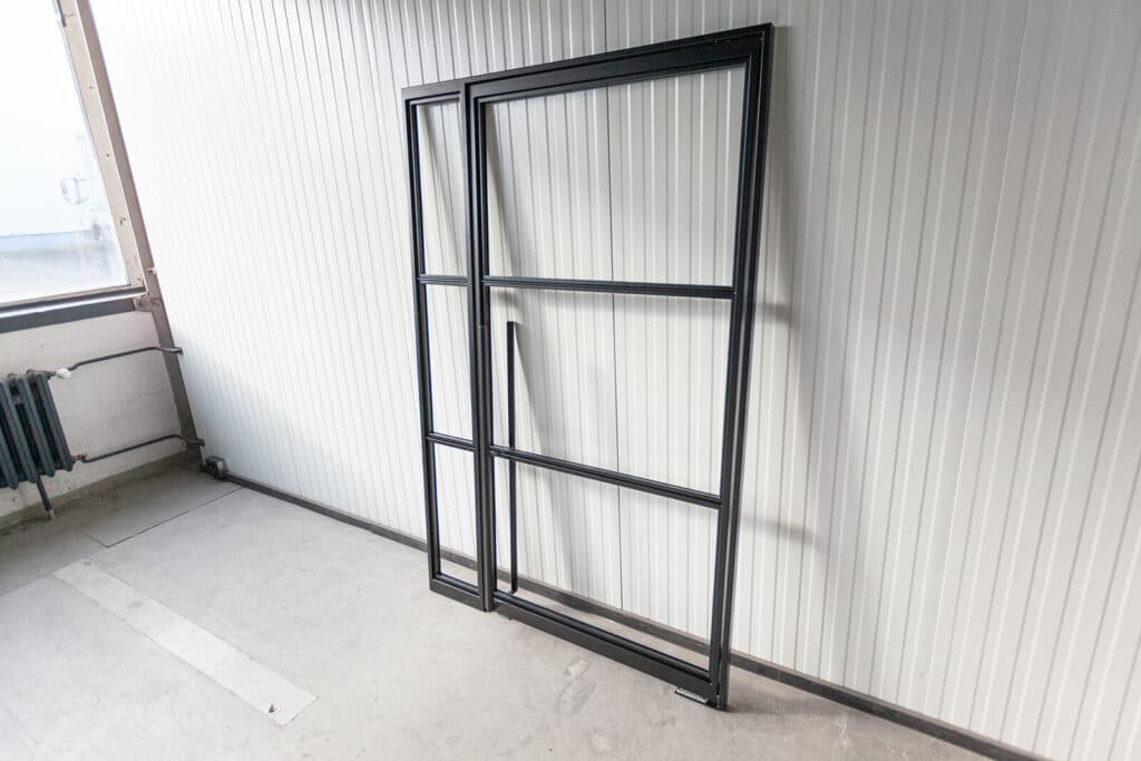 Stahl Meister Stahlmeister Stahl Loft Tuer Stahlrahmen Metall Glas Glastrennwand Windfang Loft Designtuer Bauhaus Schwarz Loftdoor Pivot Schwingtuer Img 3066
