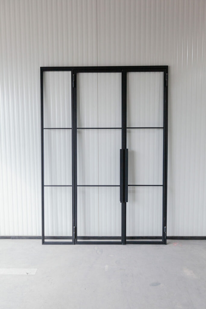 Stahl Meister Stahlmeister Stahl Loft Tuer Glastrennwand Doppeltuer Drehtuer Lofttuer Stahlrahmen Bauhaus Tuer Designtuer Glastuer Windfang Raumtrenner Img 3238