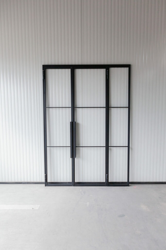 Stahl Meister Stahlmeister Stahl Loft Tuer Glastrennwand Doppeltuer Drehtuer Lofttuer Stahlrahmen Bauhaus Tuer Designtuer Glastuer Windfang Raumtrenner Img 3244