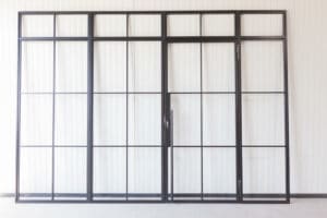 Stahl Meister Stahlmeister Raumtrenner Glastrennwand Drehtuer Abschliessbar Designtuer Stahlrahmen Lofttür Loftdoor Steel Door Metallrahmen Windfang Img 3298