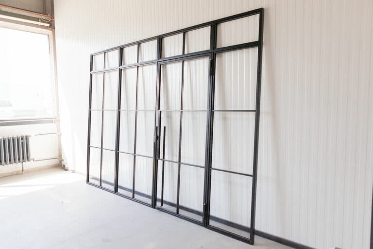Stahl Meister Stahlmeister Raumtrenner Glastrennwand Drehtuer Abschliessbar Designtuer Stahlrahmen Lofttür Loftdoor Steel Door Metallrahmen Windfang Img 3300