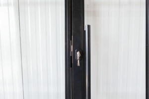 Stahl Meister Stahlmeister Raumtrenner Glastrennwand Drehtuer Abschliessbar Designtuer Stahlrahmen Lofttür Loftdoor Steel Door Metallrahmen Windfang Img 3301