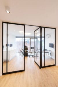 Stahl Meister Stahlmeister Stahl Loft Tuer Pivot Schwingtuer Windfang Glastrennwand Buero Praxis Designtuer Raumtrenner Loft Industrial Style Img 4830