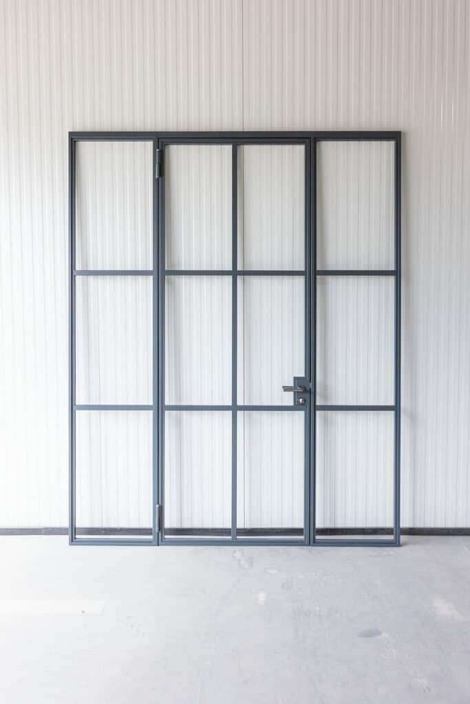 Stahl Meister Stahlmeister Stahl Loft Tuer Windfang Glastrennwand Drehtuer Raumtrenner Lofttuer Designtuer Glastuer 826a0975