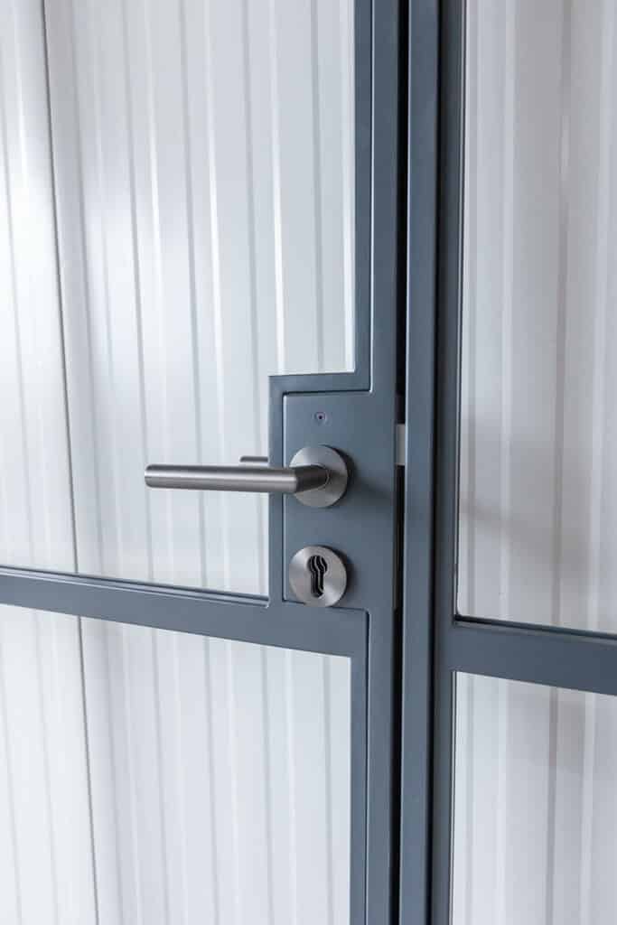 Stahl Meister Stahlmeister Stahl Loft Tuer Windfang Glastrennwand Drehtuer Raumtrenner Lofttuer Designtuer Glastuer 826a0978