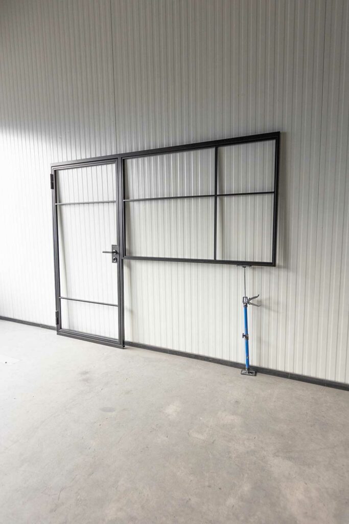 Stahl Meister Stahlmeister Stahl Loft Drehtuer Seitenteil Auf Sockel Designtuer Glastrennwand Windfang Schlosskasten 826a1511