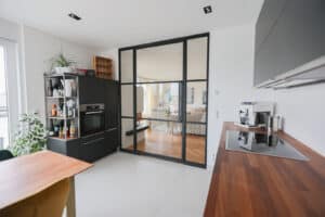 Was macht Stahl Loft Türen von Loft-Stahl so besonders? Sie schaffen eine moderne zurückhaltende Verbindung zwischen einem oder mehreren Räumen und sorgen gleichzeitig für viel Licht, sowie Wärme- und Schalldämmwirkung in Ihrem Zuhause oder Büro. Der robuste Stahl verleiht dem Design eine klassische Linie und wirkt optisch leicht, das Glas unterstützt diese Wirkung.
