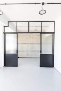 Stahl Meister Schiebetür als Doppeltür, Glastrennwand, Windfang, Lofttür, Bürowand, Office