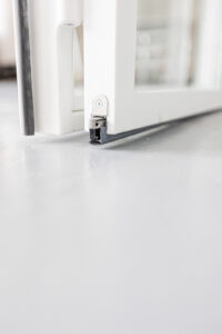 absenkbare Bodendichtung, Schallschutz, Drehtür Beschlag, Glastrennwand, RAL 9010 Reinweiss pulverbeschichtet, mit Schallschutz-Glas und Doppel-Tür, feststehenden Seitenteilen und Oberlicht, wunderschöne Lofttür, Stahl Loft Tür, ideal als Raumtrenner