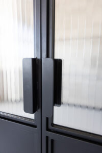 Schiebetür aus Stahl und Glas, Griff, Winkel, Griffmulde, Glas Schiebetür, Lofttür, Glastrennwand, Stahl Loft Tür, Glas Mistral, RAL 9005 Tiefschwarz, Raumteiler, Raumtrenner