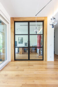 Stahl Loft Tür für privat, Doppel-Drehtür aus zwei Drehtüren-Flügel individuell hergestellt, Aufmaß und Montage in Berlin, maßgeschneiderter Windfang Stahl und Glas für das Arbeitszimmer, und Wohnzimmer Aufmaß und Montage, Einbau in Berlin