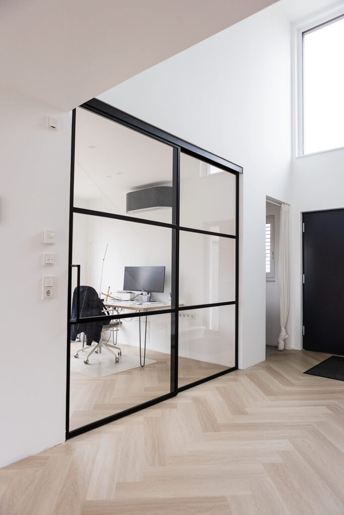 Stahl Loft Tür für privat, Glastrennwand aus feststehenden Seitenteil und Schiebetür individuell hergestellt, Aufmaß und Montage in Berlin, maßgeschneiderter Raumtrenner Stahl und Glas für das Büro und für den Flur, Aufmaß und Montage, Einbau in Berlin, Metallbau und Lofttüren aus Dessau