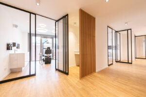 Stahl Loft Tür für Gewerbe, Glastrennwand individuell hergestellt, Aufmaß und Montage in Berlin, maßgeschneiderter Raumtrenner als Pivot-Tür aus Stahl und Glas, Aufmaß und Montage, Einbau in Berlin