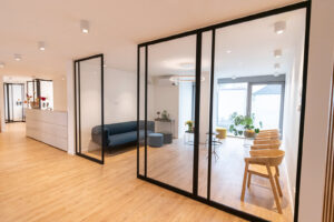 Stahl Meister Glastrennwand für Büro und Praxis, Seitenteilen, VSG-Sicherheitsglas für guten Schallschutz, guter Wärmeschutz als Deckenhohe Lofttür aus Stahl und Glas, Aufmaß und Montage in Leipzig