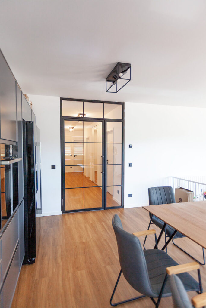 Stahl Meister Glastrennwand für privat, Seitenteilen, VSG-Sicherheitsglas für guten Schallschutz, guter Wärmeschutz als Deckenhohe Lofttür als Drehtür aus Stahl und Glas für Wohnzimmer, Flure und Küchen , Aufmaß und Montage in Leipzig