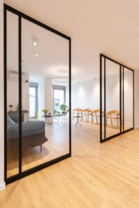 Stahl Meister Glastrennwand für Büro und Praxis, Seitenteilen, VSG-Sicherheitsglas für guten Schallschutz, guter Wärmeschutz als Deckenhohe Lofttür aus Stahl und Glas, Aufmaß und Montage in Leipzig