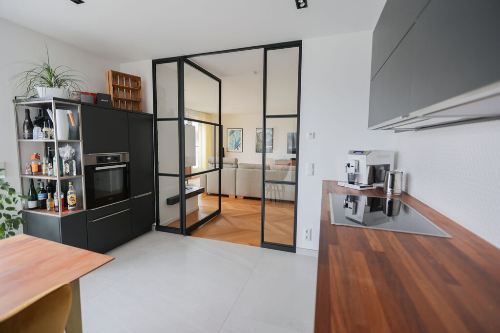Stahl Meister Raumtrenner als Pivot bzw. Schwingtür, perfekte Trennung für Wohnzimmer, Flur und Küche,Lofttür aus Sicherheitsglas, individuelle Gestaltung und Produktion, Aufmaß und Montage in Leipzig