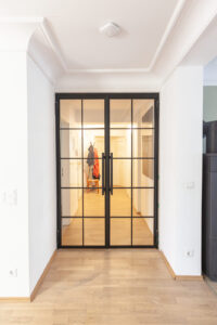 Stahl Meister Doppel-Tür als Drehtür, individuele Trennung für Wohnzimmer, Flur und Küche, Lofttür aus Sicherheitsglas, individuelle Gestaltung und Produktion, Aufmaß und Montage in Leipzig