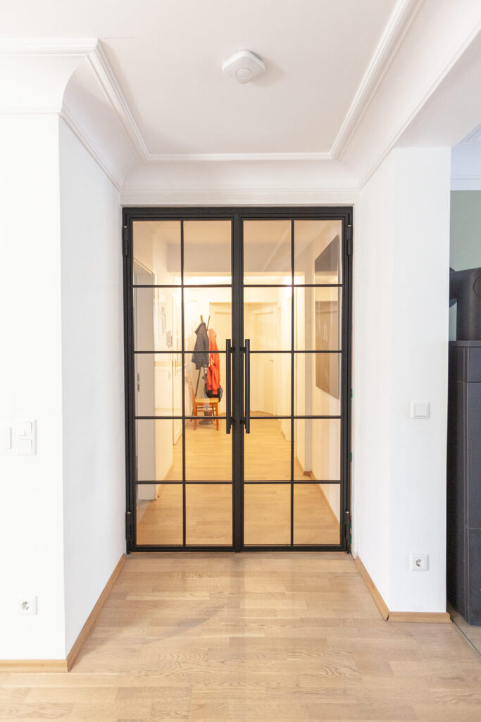 Stahl Meister Doppel-Tür als Drehtür, individuele Trennung für Wohnzimmer, Flur und Küche, Lofttür aus Sicherheitsglas, individuelle Gestaltung und Produktion, Aufmaß und Montage in Leipzig