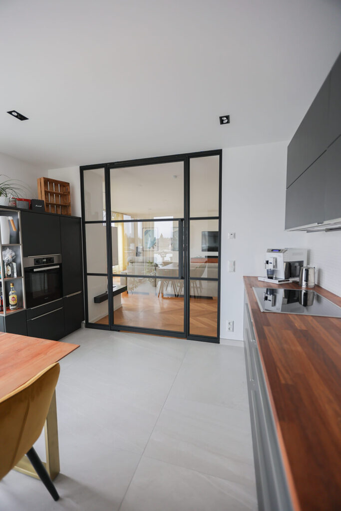 Stahl Meister Glastrennwand als Pivot bzw. Schwingtür, Ideale Abtrennung für Wohnzimmer, Flur und Küche, aus Sicherheitsglas, individuelle Gestaltung und Produktion, Aufmaß und Montage in Leipzig, Loft Türen, Lofttür
