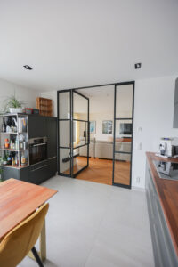 Stahl Meister Raumtrenner als Pivot bzw. Schwingtür, perfekte Trennung für Wohnzimmer, Flur und Küche,Lofttür aus Sicherheitsglas, individuelle Gestaltung und Produktion, Aufmaß und Montage in Leipzig