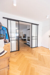 Stahl Meister Glastrennwand als Doppel-Schiebetür, VSG-Sicherheitsglas für guten Schallschutz, guter Wärmeschutz als Windfang für Küche und Wohnzimmer, ideal für Durchgänge, Montage und Aufmaß in Leipzig
