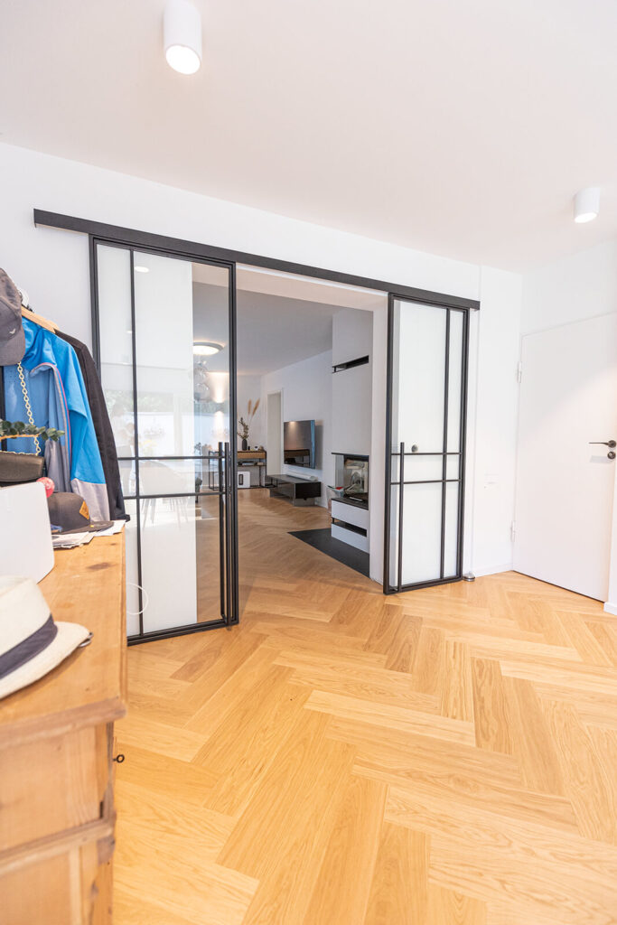 Stahl Meister Glastrennwand als Doppel-Schiebetür, VSG-Sicherheitsglas für guten Schallschutz, guter Wärmeschutz als Windfang für Küche und Wohnzimmer, ideal für Durchgänge, Montage und Aufmaß in Leipzig