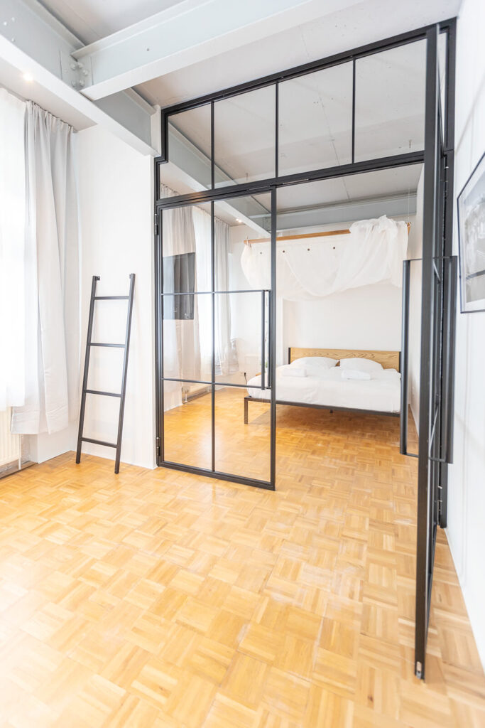 Stahl Meister Premium Lofttür, Glastrennwand mit Oberlicht, Doppeltür mit Designgriff, individuell und auf Maß angefertigt, Raumtrenner, Lofttüren für Abtrennung Wohnzimmer und Flur, Schallschutz und Wärmedämmung für Schlafzimmer