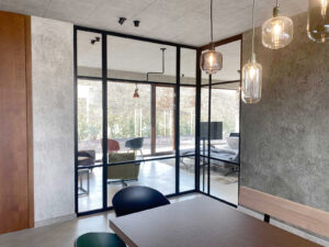 Stahl Meister Premium Lofttür, Windfang als Glastrennwand, Raumtrenner, Lofttüren für Abtrennung Wohnzimmer und Flur, Schallschutz und Wärmedämmung, VSG Sicherheitsglas, Designglas, Designinterieur, modernes Wohnen, moderne Architektur