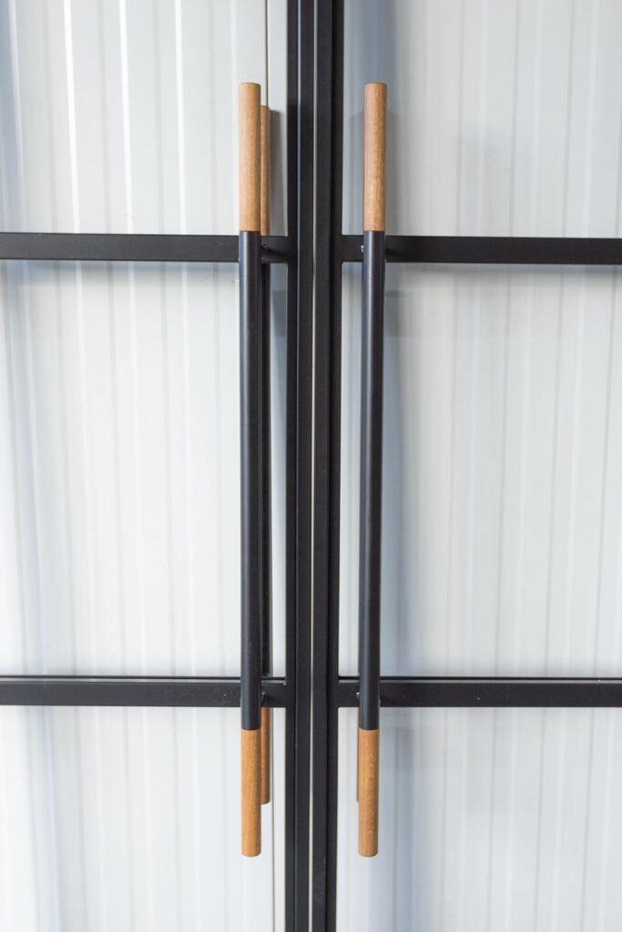 Stahl Meister Premium Lofttür, Windfang als Glastrennwand, Raumtrenner, Lofttüren für Abtrennung Wohnzimmer und Flur, Schallschutz und Wärmedämmung, Designgriff, Zugstange mit Holz individuell angefertigt, Designinterieur, modernes Wohnen, moderne Architektur