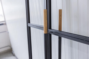 Stahl Meister Premium Lofttür, Windfang als Glastrennwand, Raumtrenner, Lofttüren für Abtrennung Wohnzimmer und Flur, Schallschutz und Wärmedämmung, Designgriff, Zugstange mit Holz individuell angefertigt, Designinterieur, modernes Wohnen, moderne Architektur