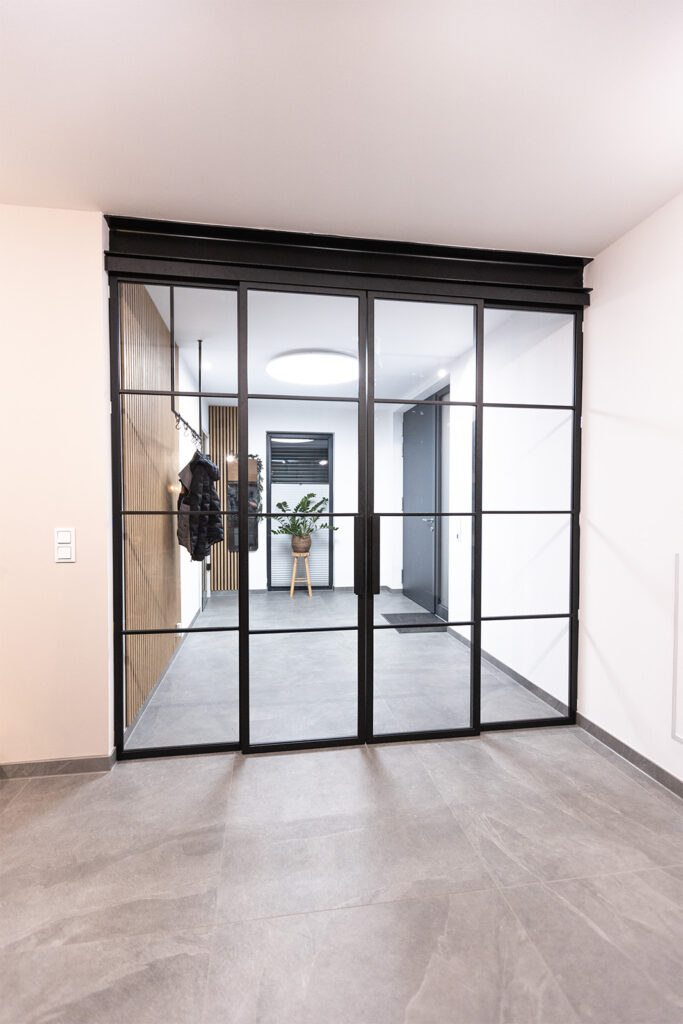Stahl Meister Glastrennwand, Stahl Loft Tür aus Stahl und Glas, Doppeltür, Schiebetür mit feststehenden Seitenteilen in Schwarz, Abtrennung Flur und Wohnzimmer, Küche, Montage und Einbau, Stadt Dessau