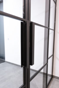 Stahl Meister Glastrennwand, Stahl Loft Tür aus Stahl und Glas, Doppeltür, Schiebetür mit feststehenden Seitenteilen in Schwarz, Abtrennung Flur und Wohnzimmer, Küche, Montage und Einbau, Stadt Dessau, Griff, Winkelgriff