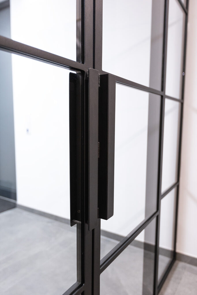 Stahl Meister Glastrennwand, Stahl Loft Tür aus Stahl und Glas, Doppeltür, Schiebetür mit feststehenden Seitenteilen in Schwarz, Abtrennung Flur und Wohnzimmer, Küche, Montage und Einbau, Stadt Dessau, Griff, Winkelgriff