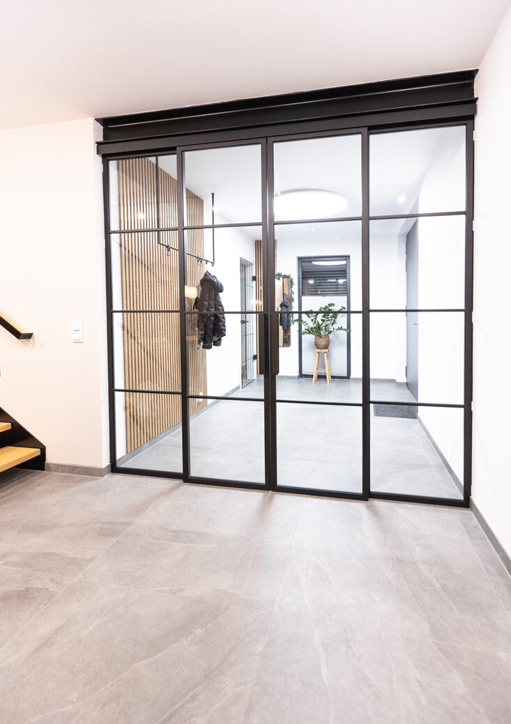 Stahl Meister Glastrennwand, Stahl Loft Tür aus Stahl und Glas, Doppeltür, Schiebetür mit feststehenden Seitenteilen in Schwarz, Abtrennung Flur und Wohnzimmer, Küche, Montage und Einbau, Stadt Dessau
