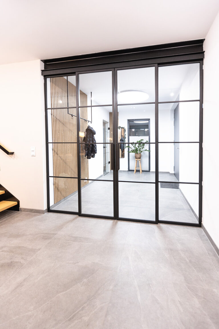 Stahl Meister Glastrennwand, Stahl Loft Tür aus Stahl und Glas, Doppeltür, Schiebetür mit feststehenden Seitenteilen in Schwarz, Abtrennung Flur und Wohnzimmer, Küche, Montage und Einbau, Stadt Dessau