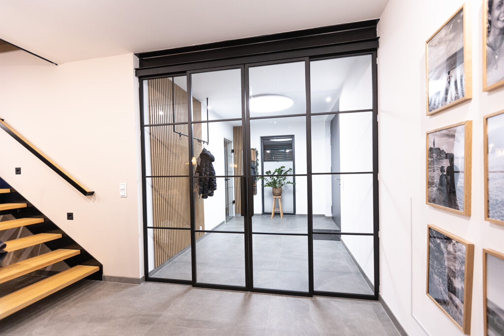 Stahl Meister Glastrennwand, Stahl Loft Tür aus Stahl und Glas, Doppeltür, Schiebetür mit feststehenden Seitenteilen in Schwarz, Abtrennung Flur und Wohnzimmer, Küche, Montage und Einbau, Stadt Dessau