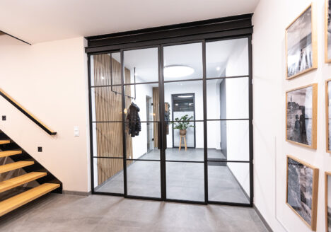 Stahl Meister Glastrennwand, Stahl Loft Tür aus Stahl und Glas, Doppeltür, Schiebetür mit feststehenden Seitenteilen in Schwarz, Abtrennung Flur und Wohnzimmer, Küche, Montage und Einbau, Stadt Dessau