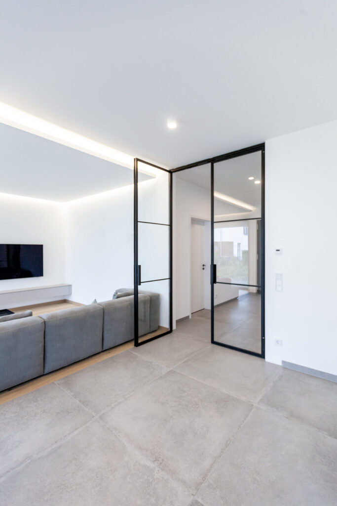 Stahl Loft Tür für privat, Doppel-Drehtür aus zwei Drehtüren-Flügel individuell hergestellt, Aufmaß und Montage in Berlin, maßgeschneiderter Raumtrenner aus Metall und Glas für Wohnzimmer und Flur, Aufmaß und Montage, Einbau in Berlin, Metallbau und Lofttüren aus Dessau
