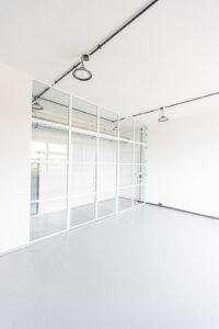 Glastrennwand, RAL 9010 Reinweiss pulverbeschichtet, mit Schallschutz-Glas und Doppel-Tür, feststehenden Seitenteilen und Oberlicht, wunderschöne Lofttür, Stahl Loft Tür, ideal als Raumtrenner