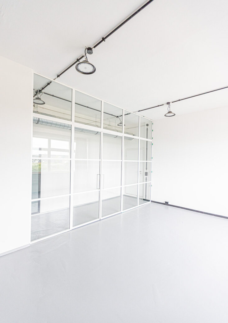 Glastrennwand, RAL 9010 Reinweiss pulverbeschichtet, mit Schallschutz-Glas und Doppel-Tür, feststehenden Seitenteilen und Oberlicht, wunderschöne Lofttür, Stahl Loft Tür, ideal als Raumtrenner