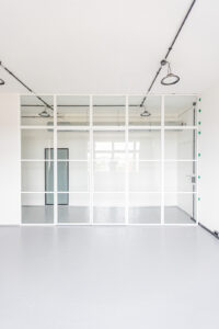 Drehtür, Glastrennwand, RAL 9010 Reinweiss pulverbeschichtet, mit Schallschutz-Glas und Doppel-Tür, feststehenden Seitenteilen und Oberlicht, wunderschöne Lofttür, Stahl Loft Tür, ideal als Raumtrenner, Angebot, Angebotsanfrage