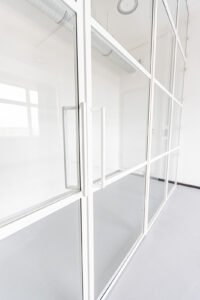 Glastrennwand, RAL 9010 Reinweiss pulverbeschichtet, mit Schallschutz-Glas und Doppel-Tür, feststehenden Seitenteilen und Oberlicht, wunderschöne Lofttür, Stahl Loft Tür, ideal als Raumtrenner